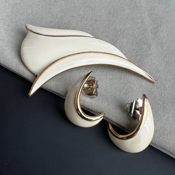 Elegant Vendome Cream and Gold Jewelry Set - Picture 3 of 9